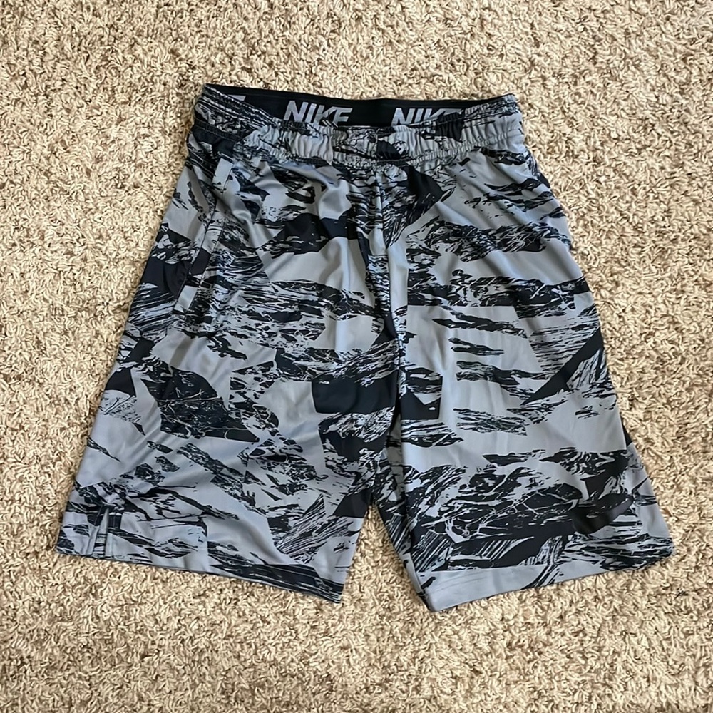 Men’s black and grey Nike workout basketball shorts size medium with pockets